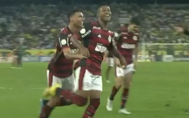 Matheus França comemora gol em Flamengo x Cuiabá