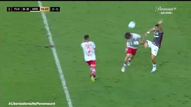 André não é expulso ao protagonizar lance parecido com o de Willian Arão