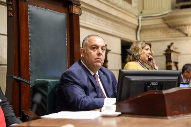 Marcos Braz presidiu sessão na Câmara dos Vereadores enquanto Flamengo pegava fogo após briga entre Varela e Gerson. Sampaoli ajudou a resolver atrito em reunião.