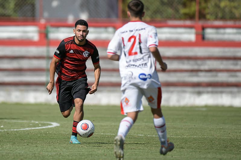 Zé Welinton em campo pelo Flamengo no Carioca Sub-20; jogador pode ser promovido em caso de saída de Ayrton Lucas