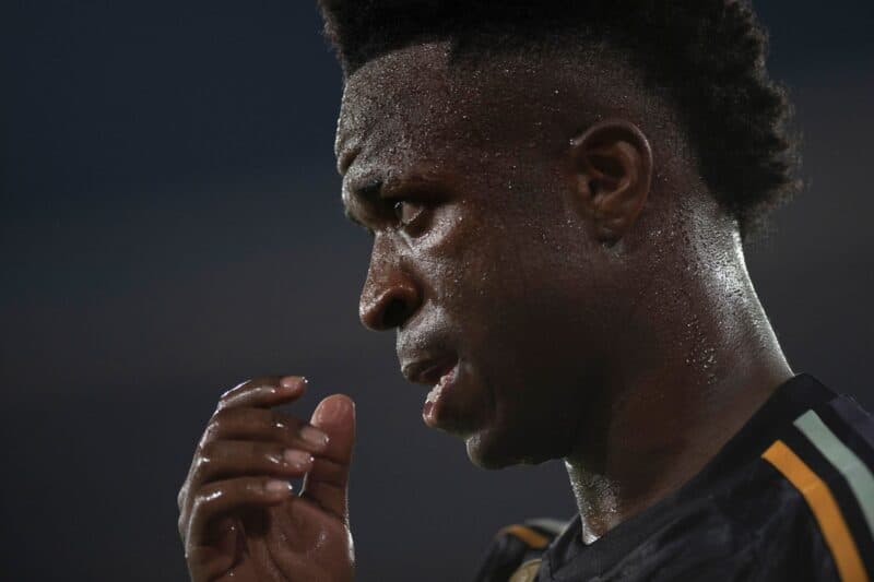 Após sofrer lesão em partida do Real Madrid, Vinicius Jr. deverá ficar de fora de jogos da Seleção Brasileira, segundo Ancelotti