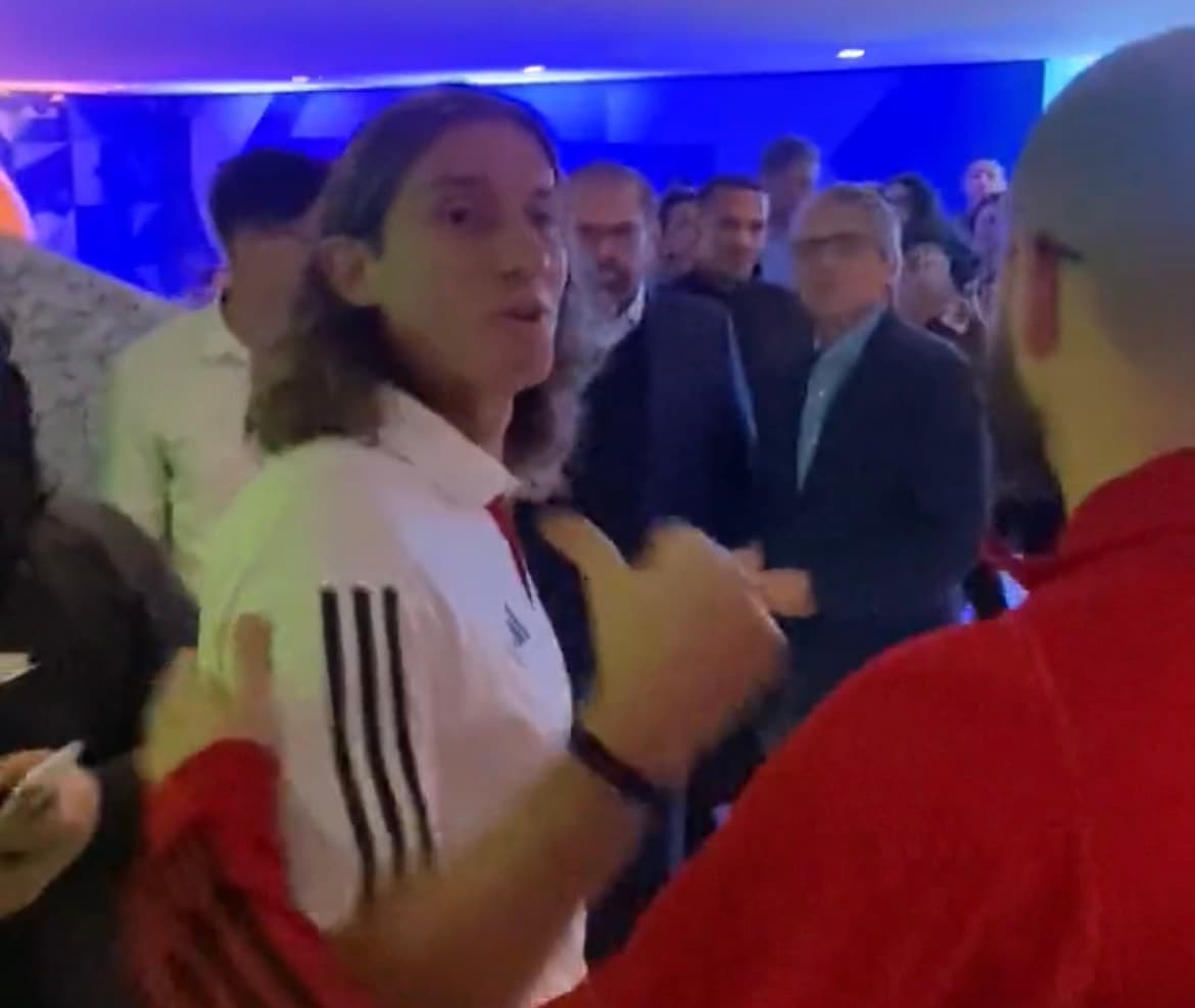 Filipe Luís demonstra desconforto com ordem da assessoria do Flamengo
