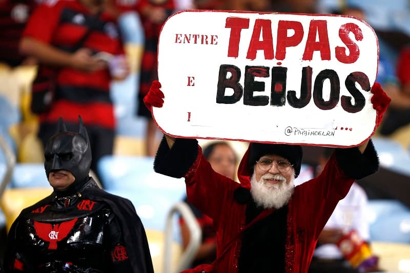 Entre tapas e beijos, como diz o cartaz do torcedor, Flamengo conquista vaga para a final de Libertadores após vencer o Grêmio em casa
