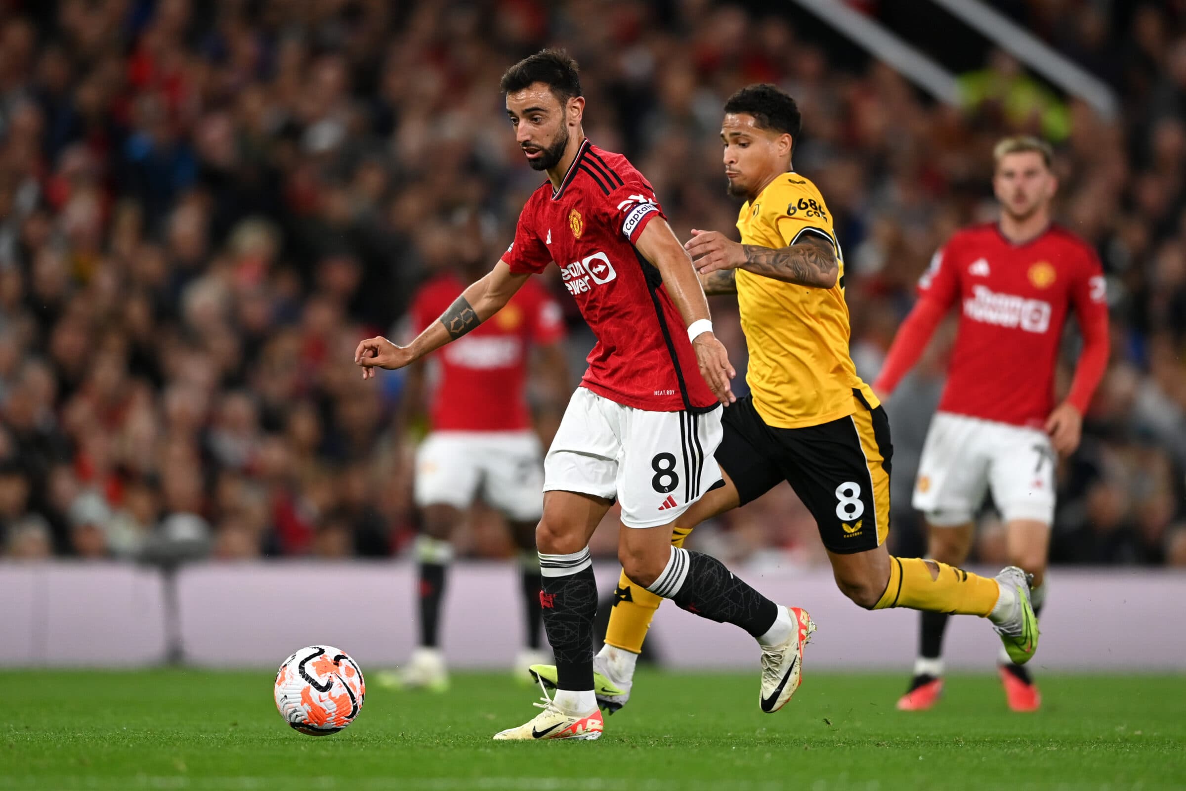 João Gomes, ex-Flamengo, duelou contra o Manchester United pelo Wolves na primeira rodada da Premier League