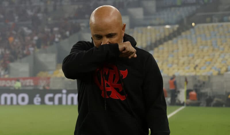Jorge Sampaoli em jogo do Flamengo; técnico foi demitido com os piores números entre os técnico rubro-negros nos últimos anos