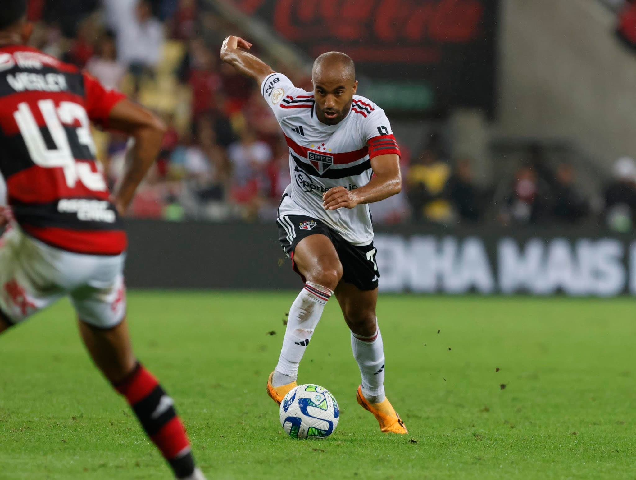 Lucas Moura chama pênalti para Flamengo de 'bem duvidoso'