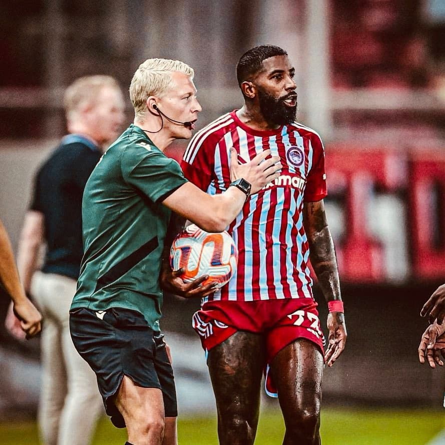 Rodinei é expulso em classificação emocionante do Olympiacos na Europa League