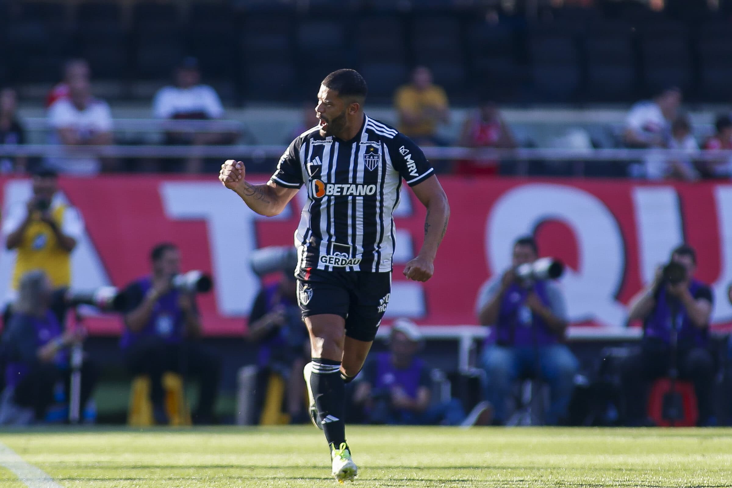 Hulk comemora gol de falta pelo Atlético-MG