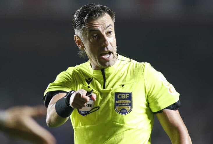A CBF definiu Raphael Claus como árbitro de Botafogo x Flamengo, pelo Campeonato Brasileiro. As equipes se enfrentam neste sábado (2/9)