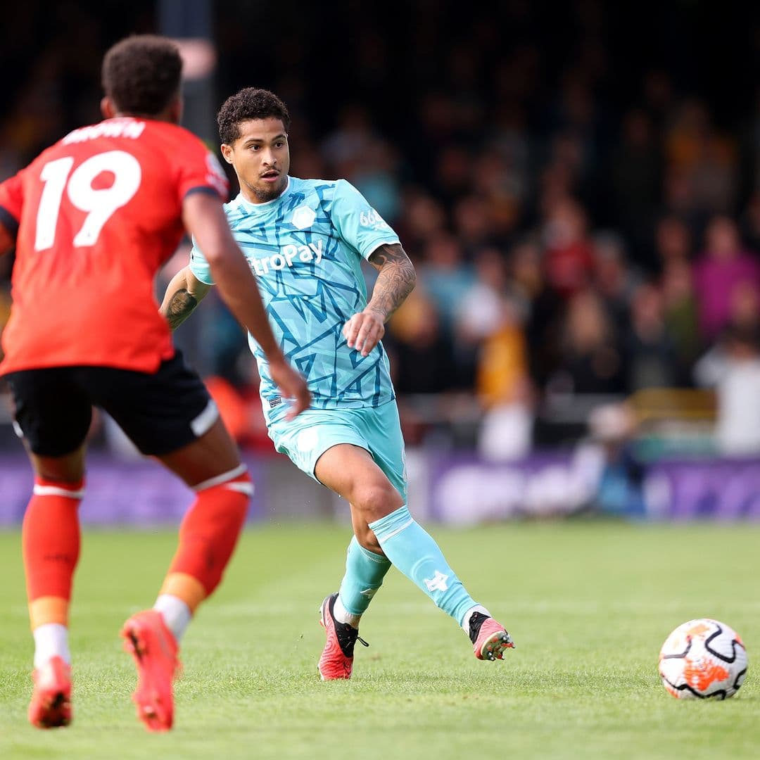 Ex-Flamengo: João Gomes dá passe mágico para gol do Wolves
