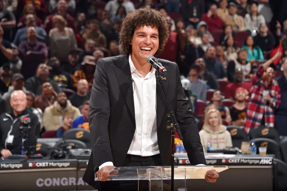 Anderson Varejão recebe homenagem do Cleveland Cavaliers, da NBA; atleta ex-Flamengo irá participar de inauguração de novas quadras em Vitória, Espírito Santo