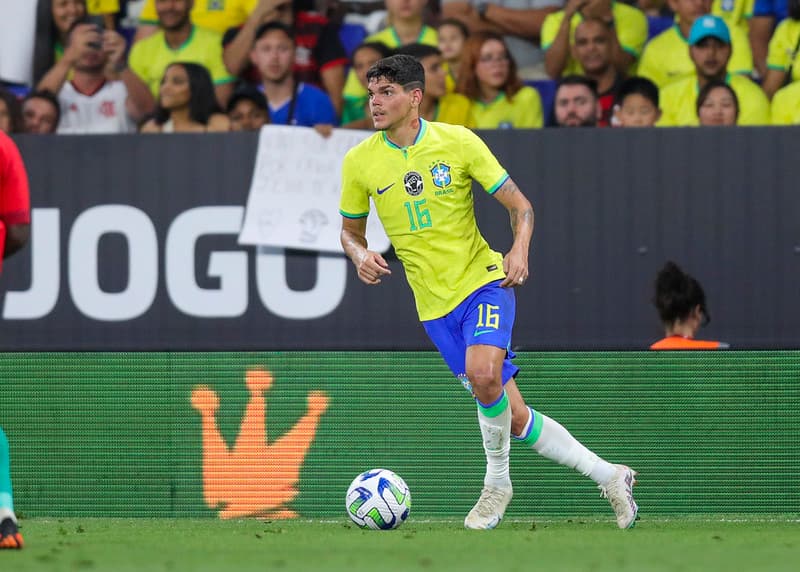 Lesão de Caio Henrique pode colocar Ayrton Lucas, do Flamengo, na Seleção Brasileira de Fernando Diniz