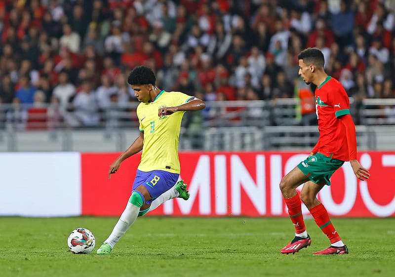 Andrey Santos em campo pela seleção brasileira contra o Marrocos; amistoso marcou estreia de Matheus Cunha, do Flamengo, pela seleção