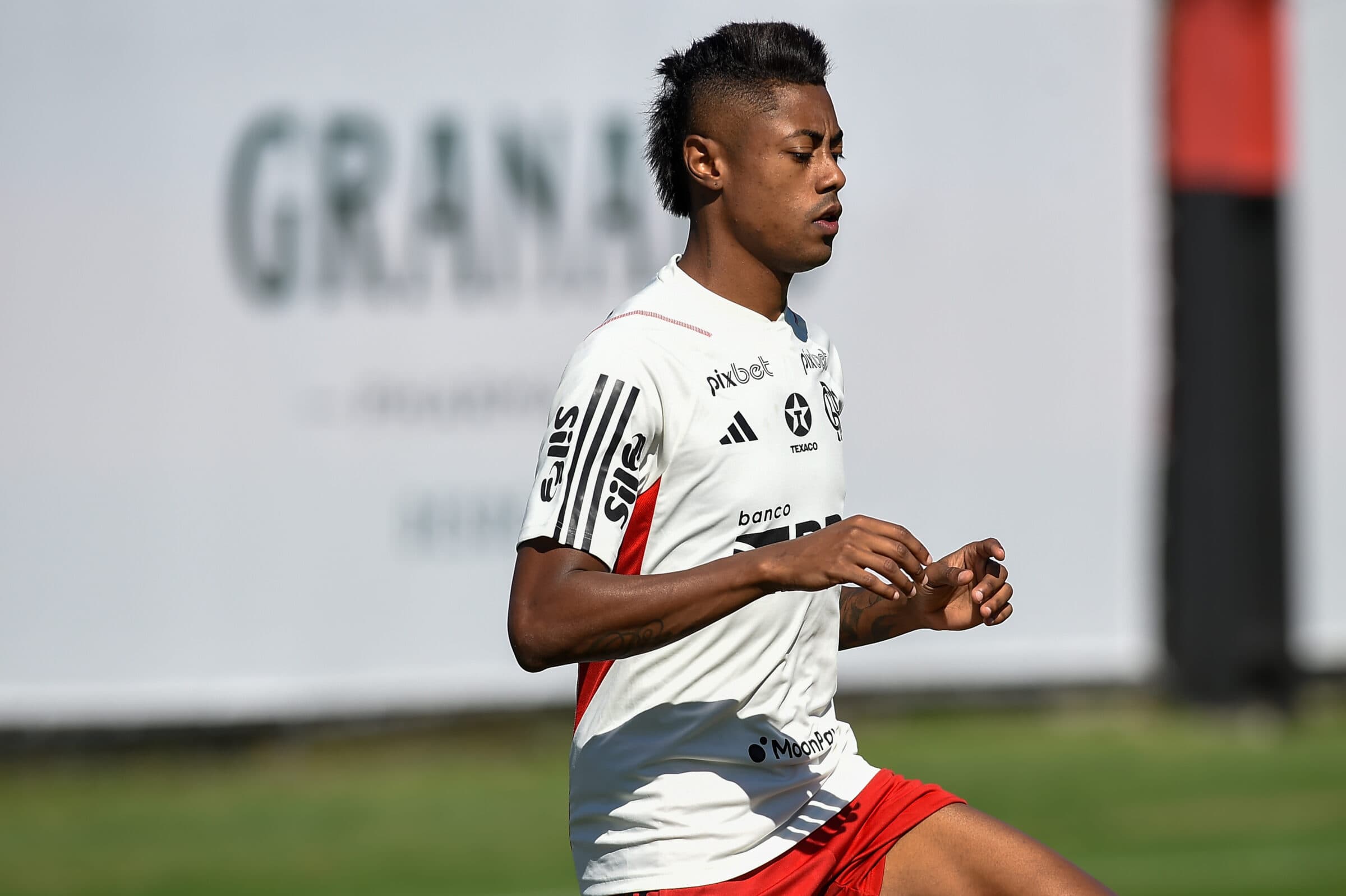 Flamengo esfria conversas para renovar com Bruno Henrique e Palmeiras tenta seduzir o ídolo rubro-negro