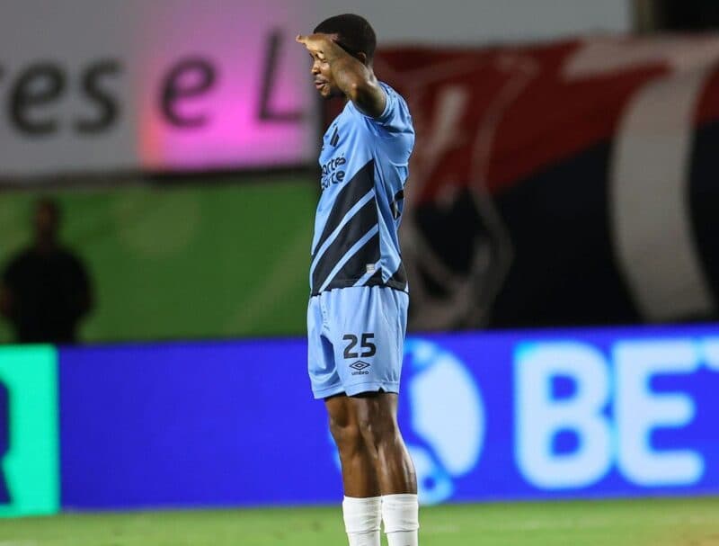 Cacá comemora gol do Athletico sobre o Flamengo