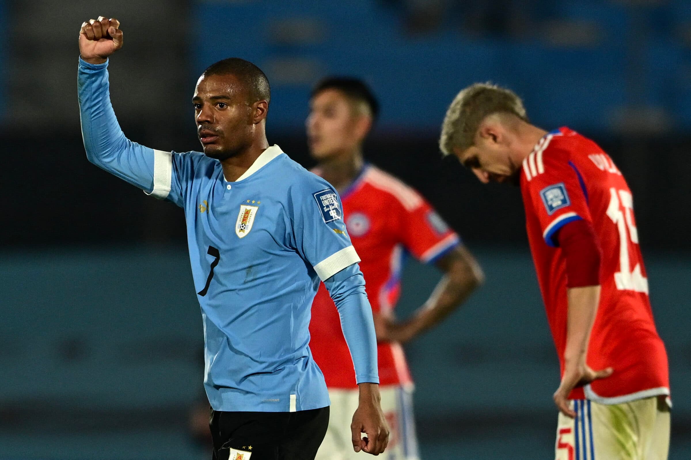 De La Cruz comemora gol pelo Uruguai contra o Chile; volante do Flamengo, Pulgar foi titular no confronto