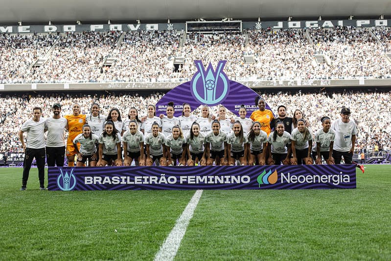 Time do Corinthians perfilado antes de final do Campeonato Brasileiro Feminino; estádio recebeu 42 mil pessoas, bateu recorde e expos distância para o Flamengo