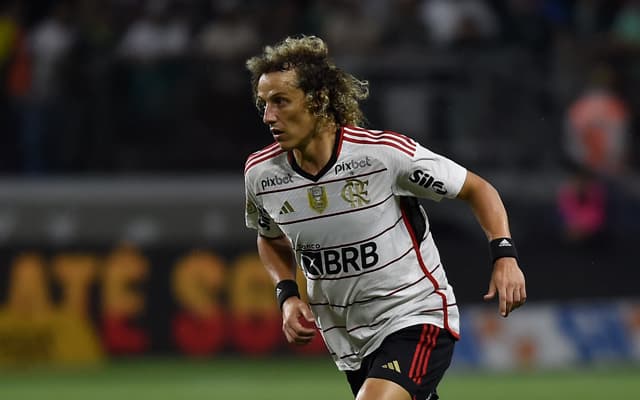 David Luiz em campo pelo Flamengo; zagueiro doou camisa autografada para ajudar evento solidário
