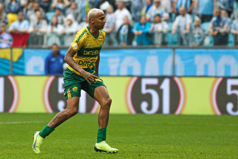 Deyverson em campo em Cuiabá x Grêmio, pelo Brasileirão; Time do atacante não vence desde entrevista sobre o Flamengo