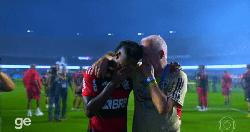 Dorival Júnior consola Bruno Henrique após vice do Flamengo na Copa do Brasil; Jorge Sampaoli deixou campo após fim do jogo