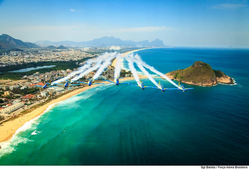 Esquadrilha da Fumaça faz sobrevoo no Rio de Janeiro; Aviões da Força Aérea farão voo antes de final da Copa do Brasil