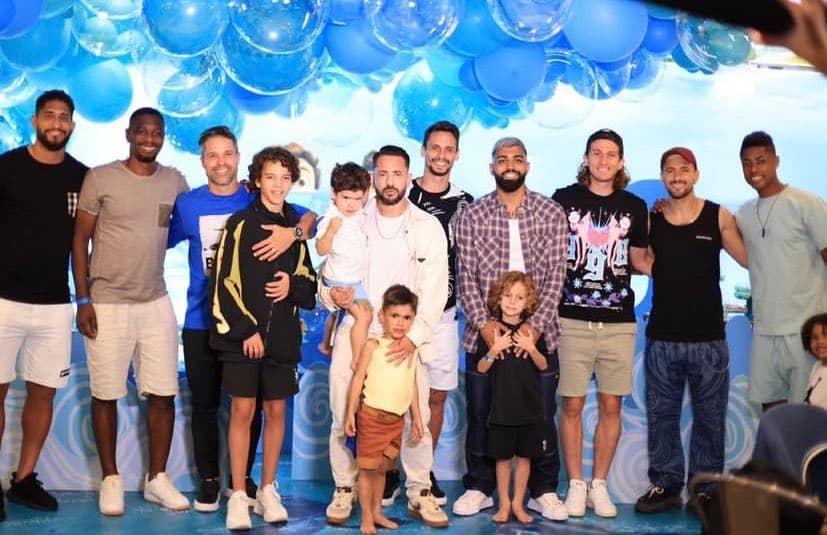 Elenco do Flamengo participa de aniversário de Totói, filho mais novo de Everton Ribeiro