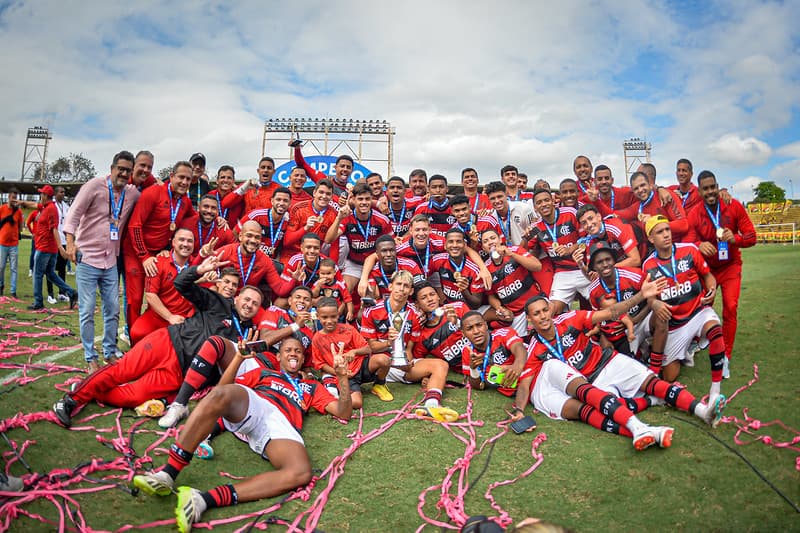 Jogadores do Flamengo comemoram o título do Brasileirão Sub-20; torcedor poderá ajudar a base do futebol pelo programa Fla-Anjo