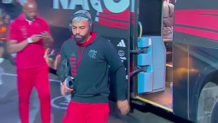 Gabigol chega isolado de elenco no Engenhão