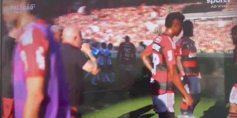 Postura de Sampaoli em relação a Dorival na parada técnica em Flamengo x São Paulo virou alvo de críticas de Rizek e Ricardinho,