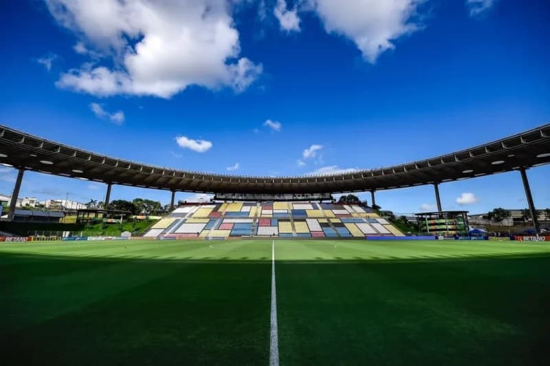Estádio Kleber Andrade, palco de Flamengo x Athletico-PR; segundo repórter da Globo, gramado do estádio está pior que Volta Redonda