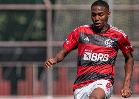 Lorran em campo pelo Flamengo