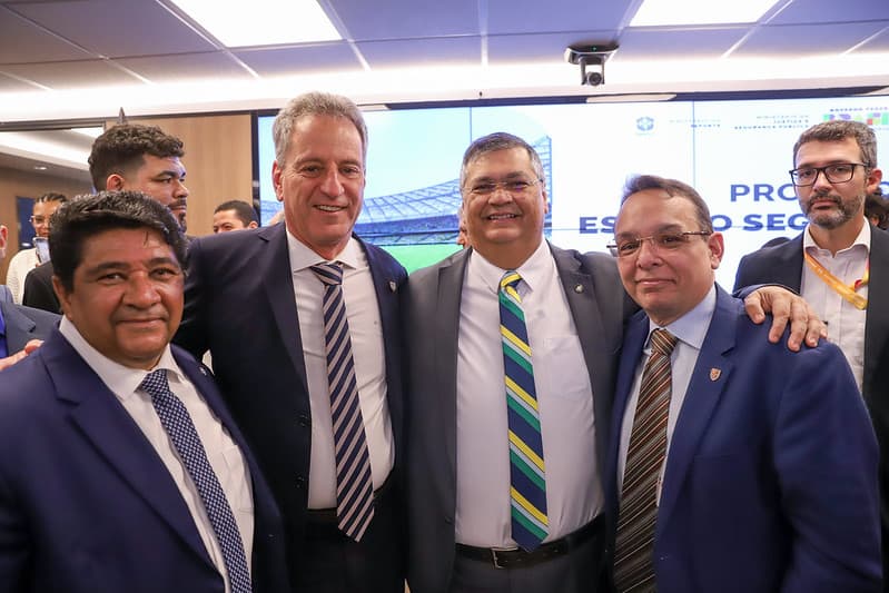 Presidente da CBF Ednaldo Rodrigues, presidente do Flamengo Rodolfo Landim, ministro Flávio Dino e Aleksander Santos em encontro que debateu ingresso social