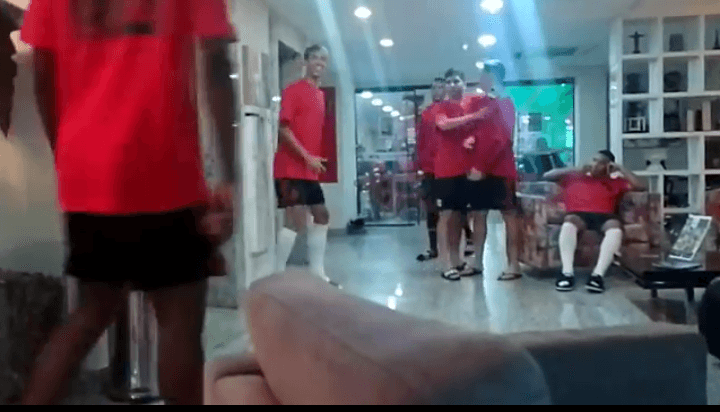 Werton brinca com companheiros em hotel de Volta Redonda