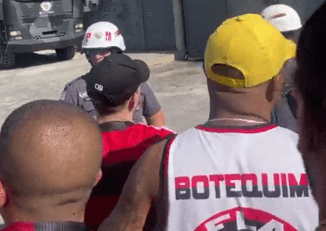 Torcedores do Flamengo do lado de fora do Morumbi
