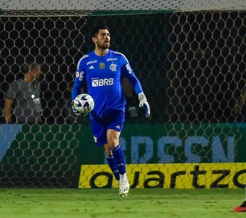 agustín Rossi com camisa do Flamengo;