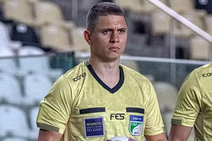Árbitro da final do Brasileirão Sub-20 foi alvo de protesto por anular gol de Vidal
