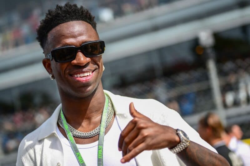 Jornal espanhol divulga tempo estimado de DM do Real Madrid para volta de Vini Jr aos gramados. Cria do Fla sofreu lesão em jogo da La Liga