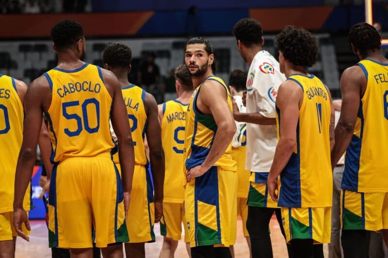 Comandado por Gustavinho, do Flamengo, Brasil é eliminado da Copa do Mundo de Basquete e não garante vaga nas Olimpíadas de Paris