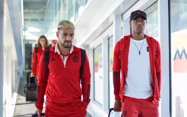 Bruno Henrique e Arrascaeta são poupados por torcedores em desembarque do Flamengo em São para final; Gerson recebeu boa notícia no voo