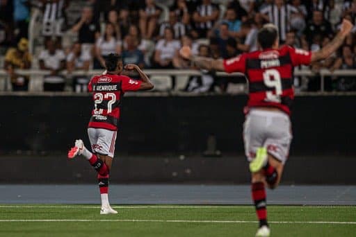 Bruno Henrique e Pedro comemoram gol do Flamengo contra o Botafogo