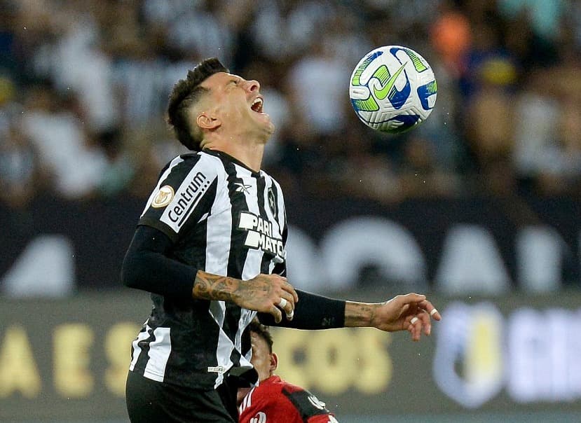 CRÔNICA de Renata Graciano. Na foto: Cuesta perde dividida para jogador do Flamengo