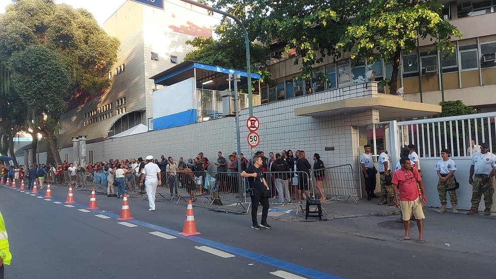 Centenas de rubro-negros formam uma imensa fila na porta do HemoRio para doar sangue e assim garantir presença no Flamengo x São Paulo
