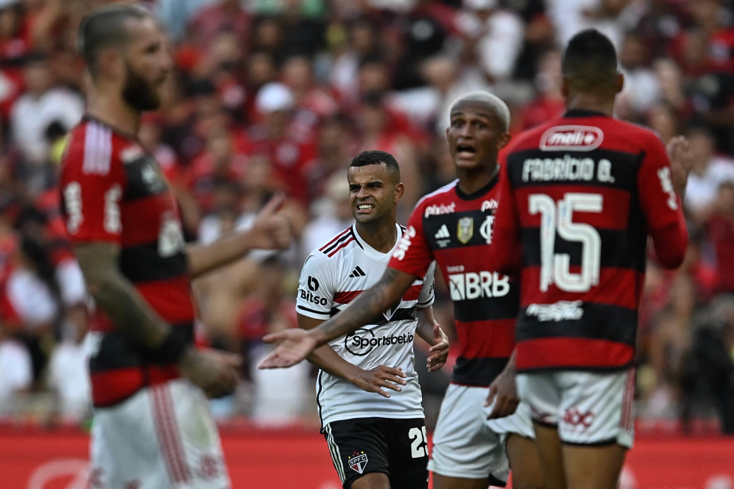 Alisson quer título em cima do Flamengo para coroar ano do São Paulo
