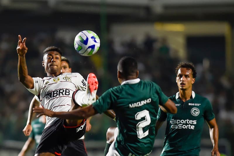 Nem Bruno Henrique se sobressaiu em partida confusa entre Goiás e Flamengo pelo Campeonato Brasileiro