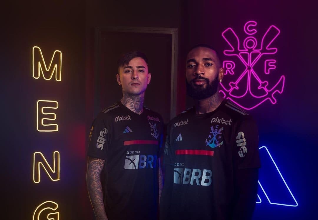 Gerson e Pulgar com novo Manto 3 do Flamengo; camisa foi sucesso no primeiro dia de vendas