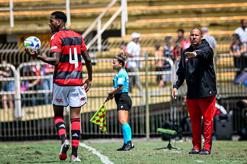 Mário Jorge brinca com pênalti de Lorran e define futuro no sub-20 do Flamengo
