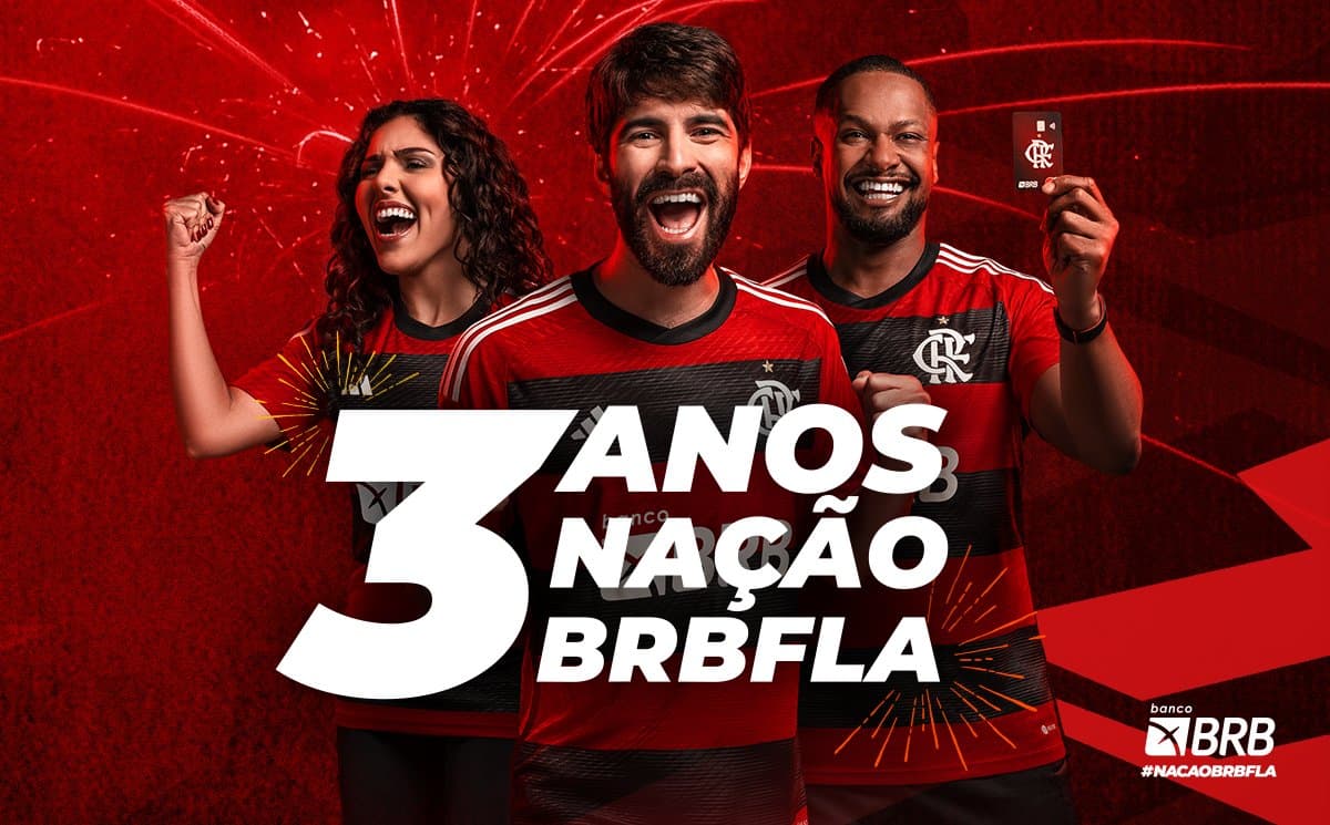 Três torcedores do Flamengo comemoram com os dizeres 3 anos Nação BRB Fla