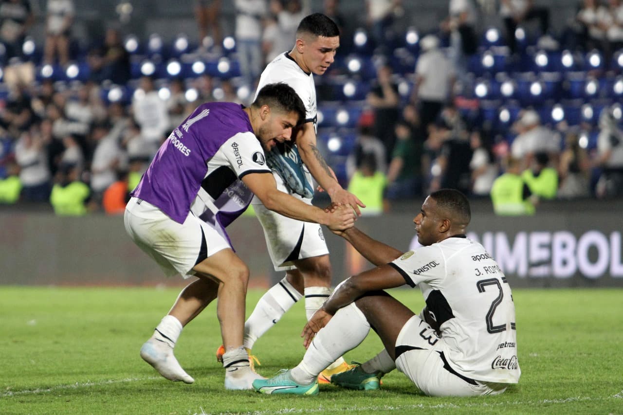 Jogadores do Olimpia lamentam eliminação na Libertadores; clube paraguaio não deve conseguir vaga na próxima edição