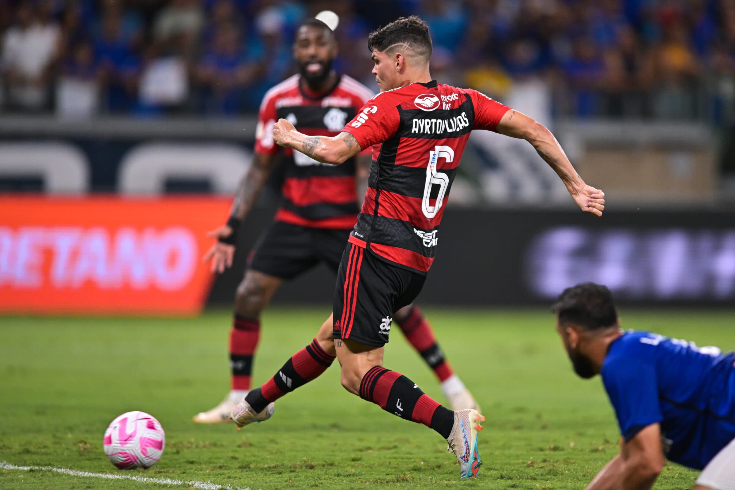 Ayrton Lucas volta a marcar pelo Flamengo