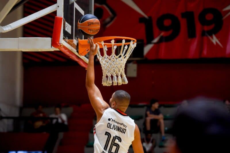 Olivinha faz cesta para o Flamengo na estreia do Campeonato Carioca contra o CCL